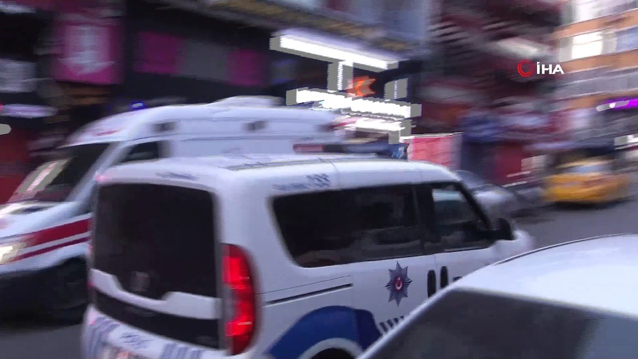 Eşini bıçakla öldürdü, polis ekiplerine teslim oldu