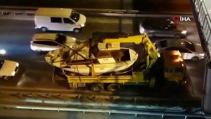 E-5 Karayolu’nda tekne üst geçide çarptı