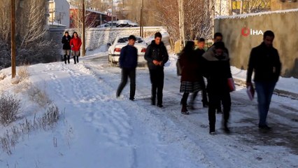 Başkale beyaza büründü, yol temizleme çalışmaları başladı