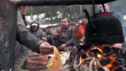 Orman işçilerinin zorlu kış mesaisi