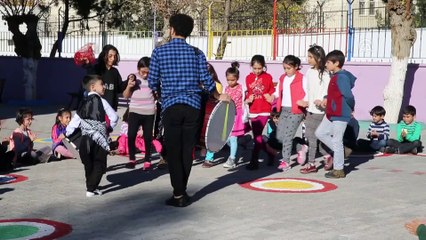 Diyarbakırlı Siraç'tan teneffüs aralarında 'davul' şov - DİYARBAKIR