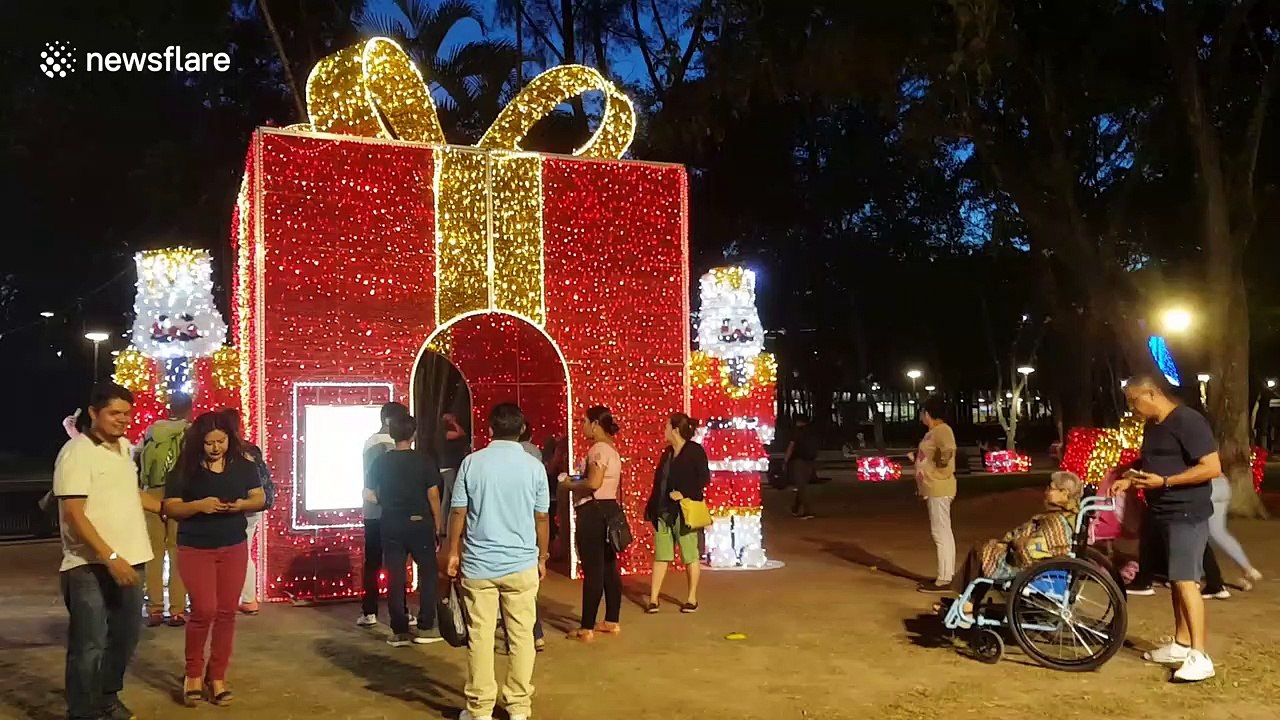 Christmas lights enchant park-goers in El Salvador capital