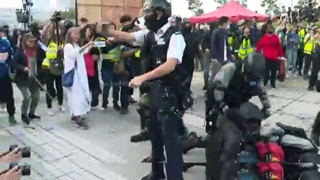 Confrontos durante protestos em defesa da minoria uigur em Hong Kong