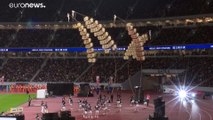 Látványos parádéval nyitott Tokió olimpiai stadionja