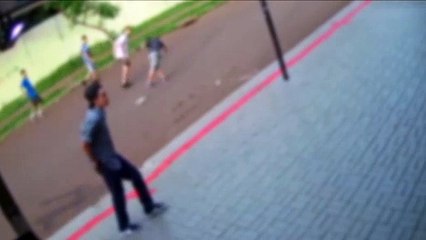 Jovens retiram vaso de empresa e o colocam no meio da rua; Empresário reclama de vandalismo