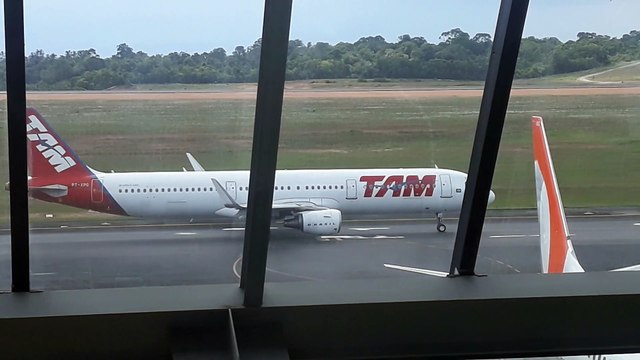 [SBEG Spotting]Airbus A321 PT-XPG taxia antes de decolar de Manaus para Fortaleza