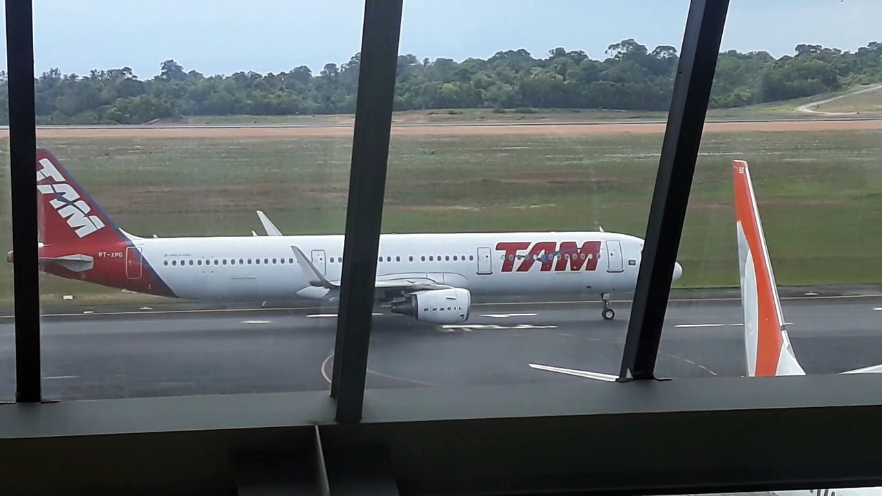 [SBEG Spotting]Airbus A321 PT-XPG taxia antes de decolar de Manaus para Fortaleza