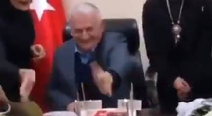 Binali Yıldırım'ın o hareketi sosyal medyada gündem oldu