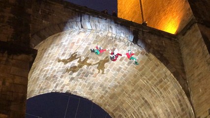 Le Père Noël et ses lutins descendent du viaduc en rappel