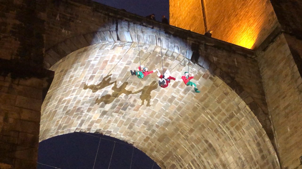 Le Père Noël et ses lutins descendent du viaduc en rappel