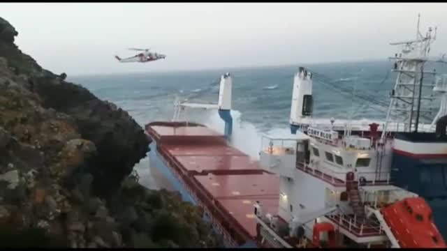 Rescatados los 12 tripulantes de un carguero que, desde anoche, permanece varado en la costa de Cerdeña