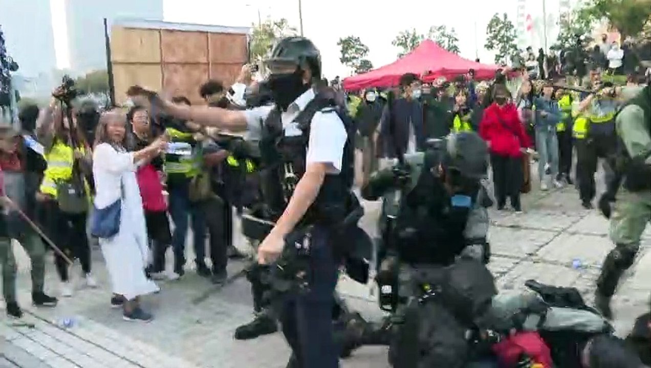 La policía irrumpe en protesta en Hong Kong a favor de los uigures de China