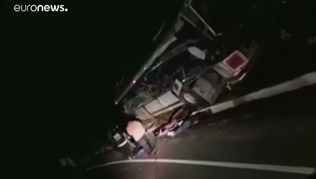 فيديو: مقتل 21 شخصاً إثر تصادم حافلة بشاحنة في غواتيمالا