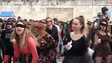 "Ты — насильник!" Греческие феминистки назвали виновных в дискриминации и насилии