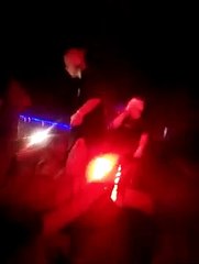 Este rapero cobarde patea y golpea a un fan durante el concierto