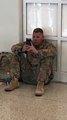 La foto de este soldado que tiene que ver el nacimiento de su hija a través de una videollamada se hace viral