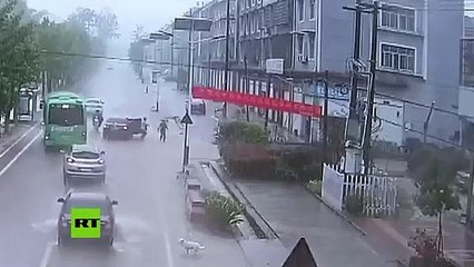 Dramático rescate de un niño de 11 años, arrastrado por las aguas de una alcantarilla