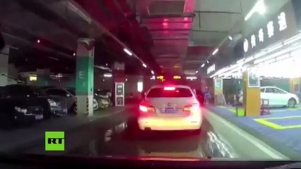Así se derrumba el techo de un parking en China