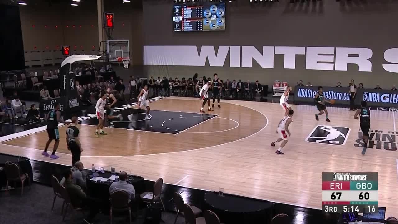 Kobi Simmons throws it down!