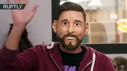 Esta fábrica moldea las caras de los futbolistas en máscaras