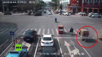 Este niño se cae de un vehículo en plena autovía