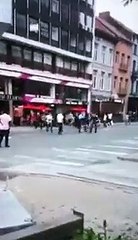 Las hostias de unos musulmanes al anciano y a su hijo por beber cerveza en la terraza de un kebab