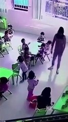 Esta maestra de guardería le retira la silla a una niña cuando se estaba sentando