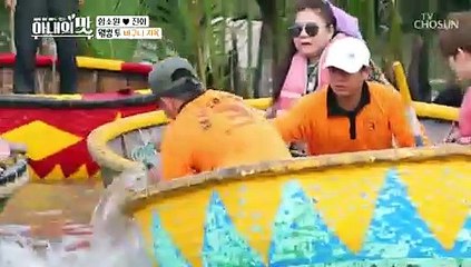 Ham So Won ngã văng xuống nước khi chơi thuyền thúng ở Việt Nam