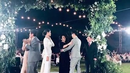 Đông Nhi - Ông Cao Thắng ôm bố mẹ khóc trong hôn lễ