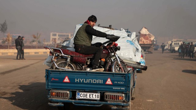 Tens of thousands flee as Syrian forces continue Idlib advance
