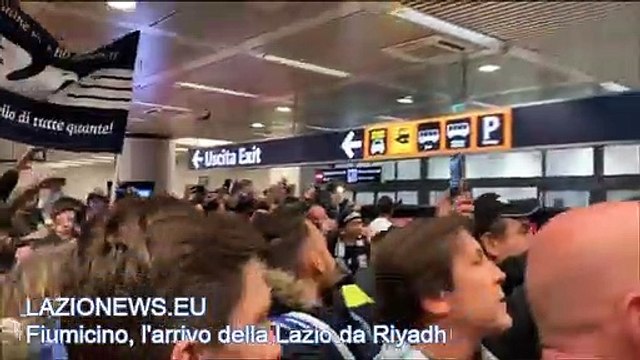 Fiumicino, l'arrivo della Lazio dopo la vittoria della Supercoppa