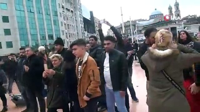 ONBEŞLİLER TAKSİM ANITI ÖNÜNDE NÖBET TUTTU