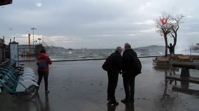 İstanbul'da şiddetli rüzgar nedeniyle bazı vapur seferleri iptal edildi