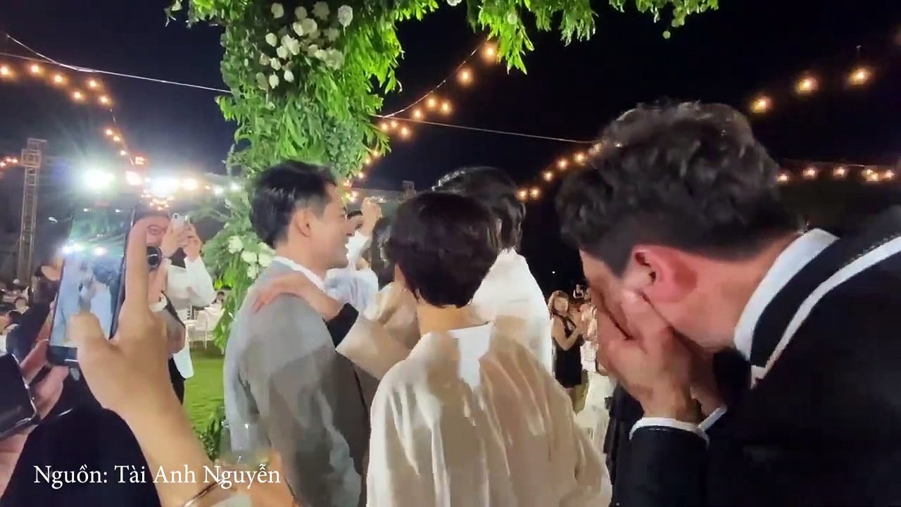 Đám cưới mà khóc quá khóc :(( cảm động tình cảm của mọi người