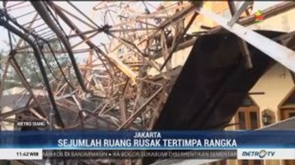 Antena RRI di Jakarta Ambruk Timpa Rumah dan Kendaraan