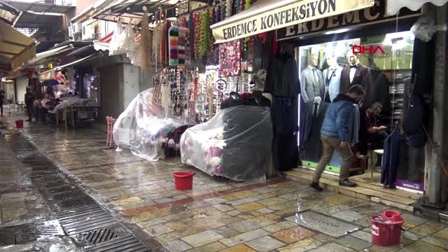İzmir'de sağanak ve lodos; yollar göle döndü, binalara su doldu -kemeraltı çarşısı'ndaki iş...