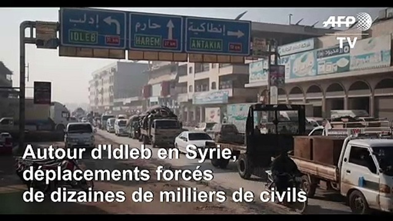 Des Syriens fuient en masse les bombardements près d'Idleb