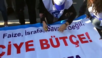 Diyarbakır'da Demokrasi mitinginde taşınacak pankartta bulunan savaş kelimesi yasak olduğu gerekçesiyle kesildi