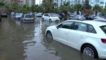 İzmir'de etkisi olan yağmur sonrası lüks bir site sular altında kaldı - 4