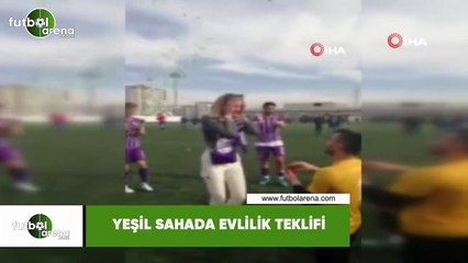 Yeşil sahada evlilik teklifi
