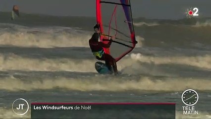 Manche : les surfeurs profitent de la tempête Fabien