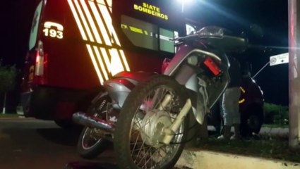 Jovem de 24 anos sofre ferimentos em acidente entre carro e moto na Avenida Tancredo Neves
