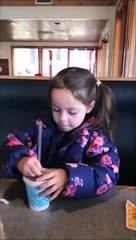 Elle réussit à rattraper l'emballage de la paille que son père lui envoi... joli