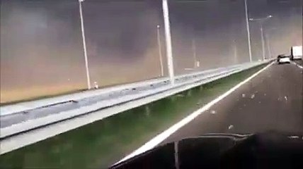 Un automobiliste traverse une incroyable tempête de sable