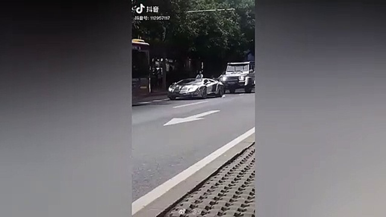 Un homme à vélo donne une bonne leçon à un conducteur de Lamborghini