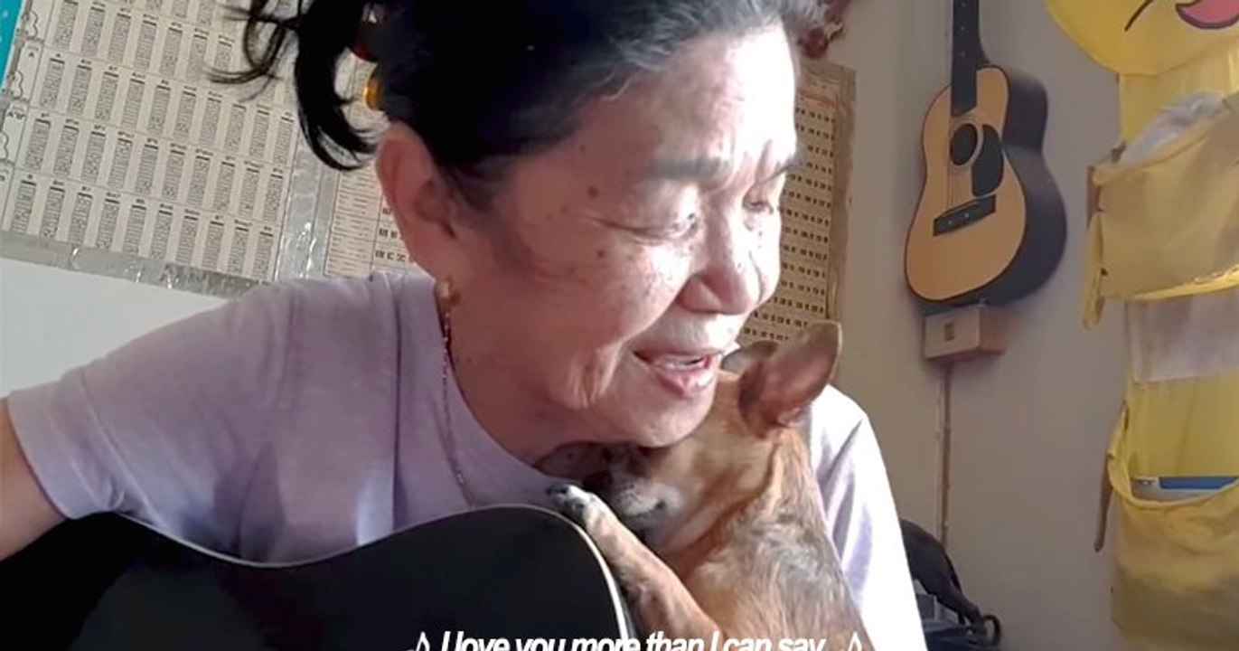 Une grand-mère chante « I Love You More Than Can I Say » à son chihuahua