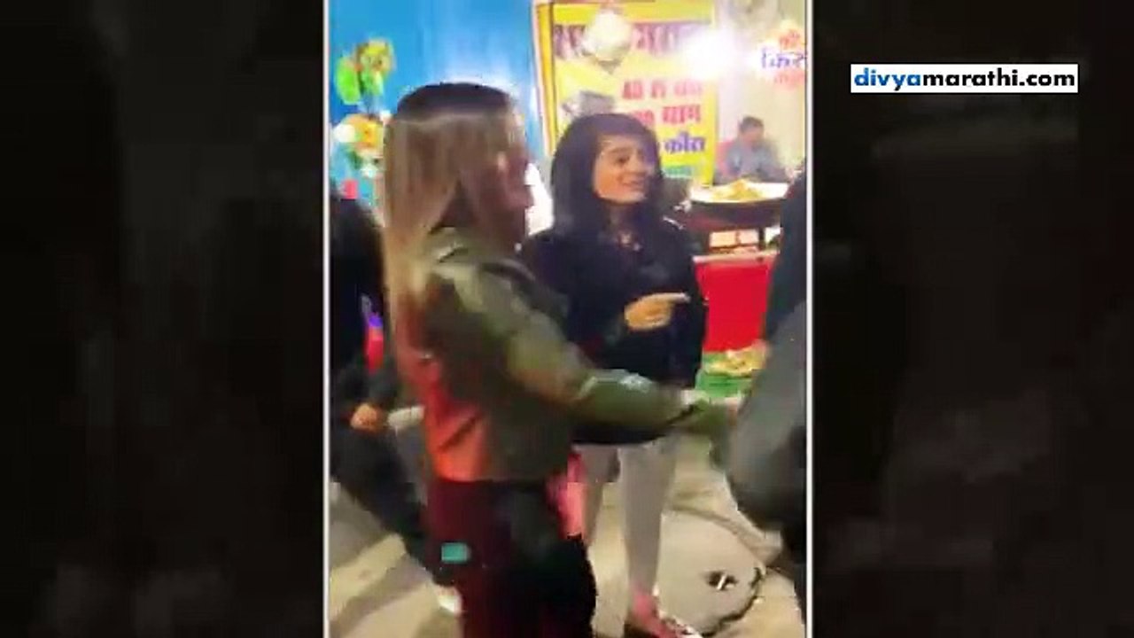 युवतीने भरचौकात युवकाला दिला चोप