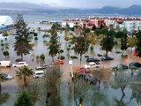 İzmir'de sağanak ve lodos; yollar göle döndü, binalara su doldu