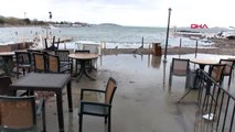 Kadıköy'de sahildeki çay bahçesini lodos nedeniyle su bastı