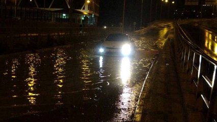 Kuşadası'nda sağanak yağış ve fırtına etkili oldu